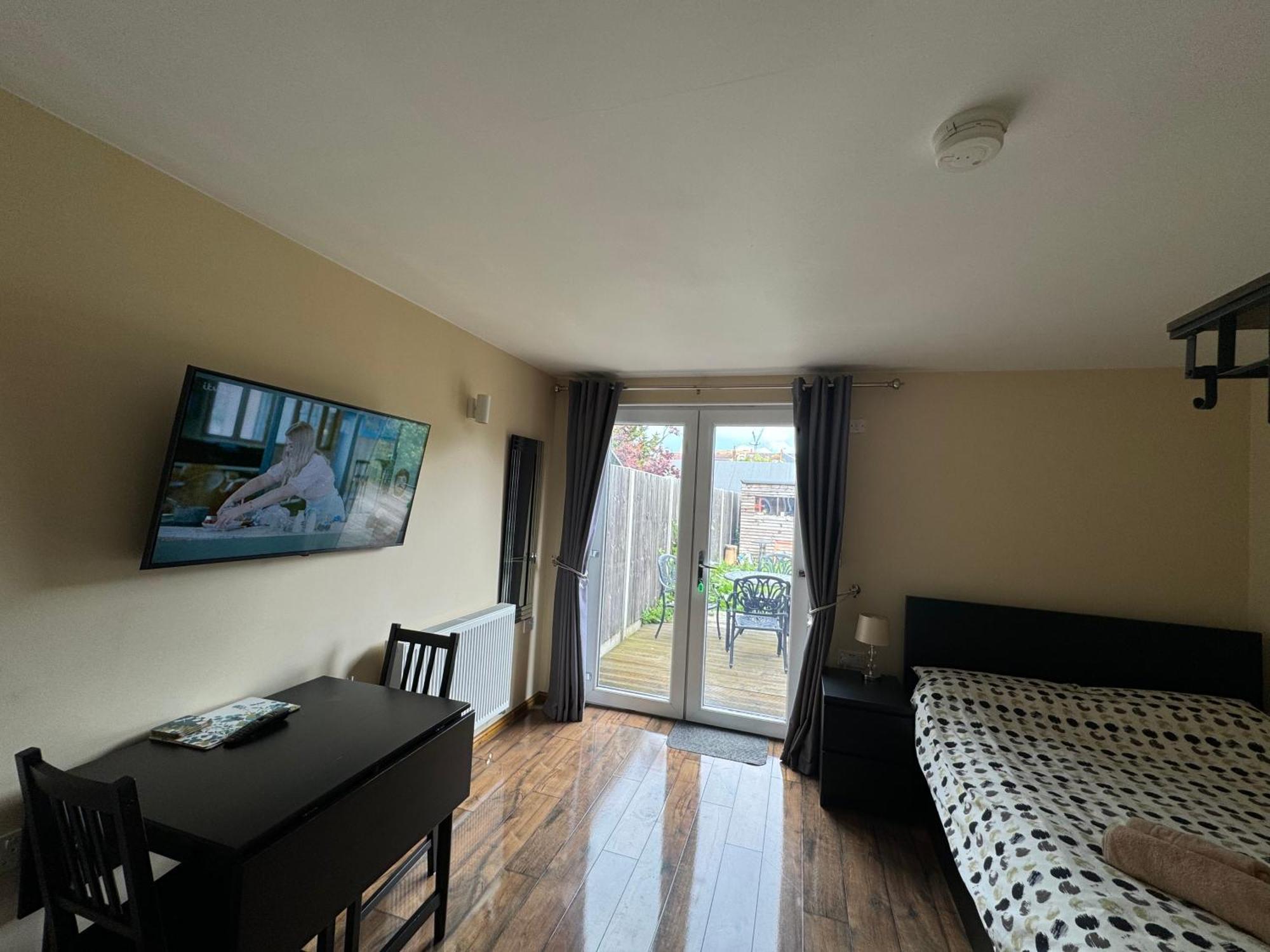 Studio-4 For Professionals * Staines-upon-Thames