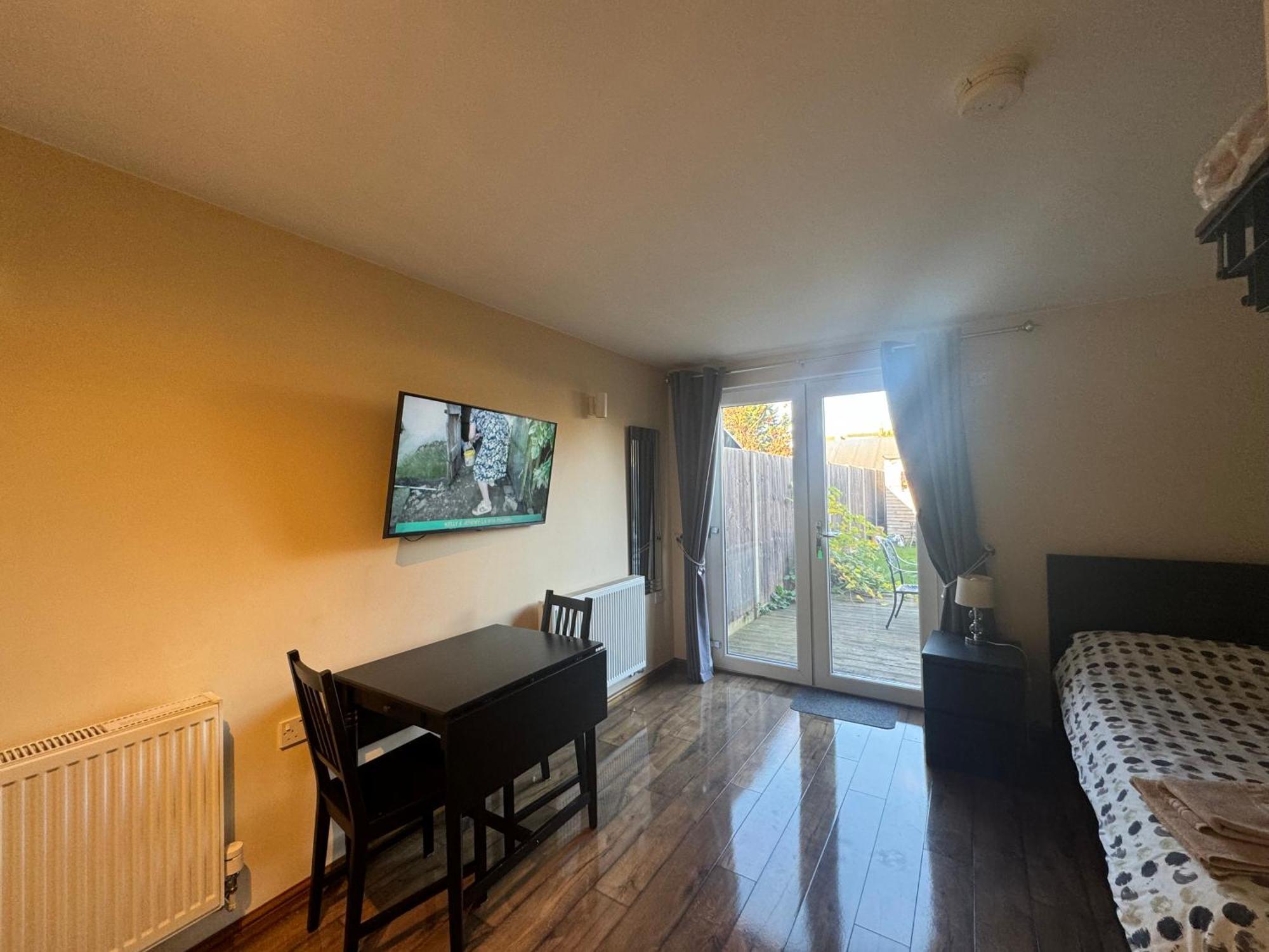 Apartment Studio-4 For Professionals Staines-upon-Thames